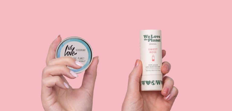 'Een WLTP-deodorantstick en -balm in de hand'