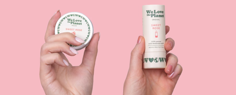 'Een WLTP-deodorantbalm en deodorantstick in de hand'