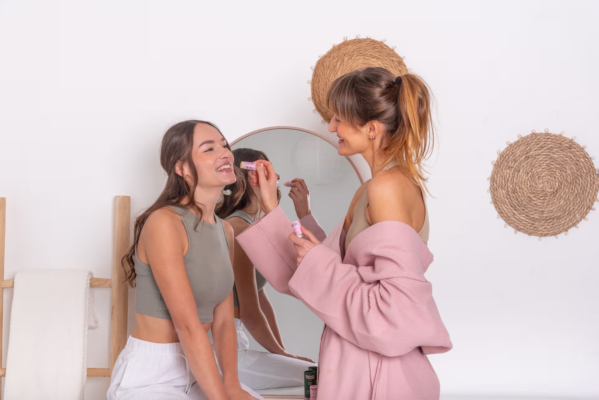 'Twee vrouwen met WLTP-verzorgingsproducten'