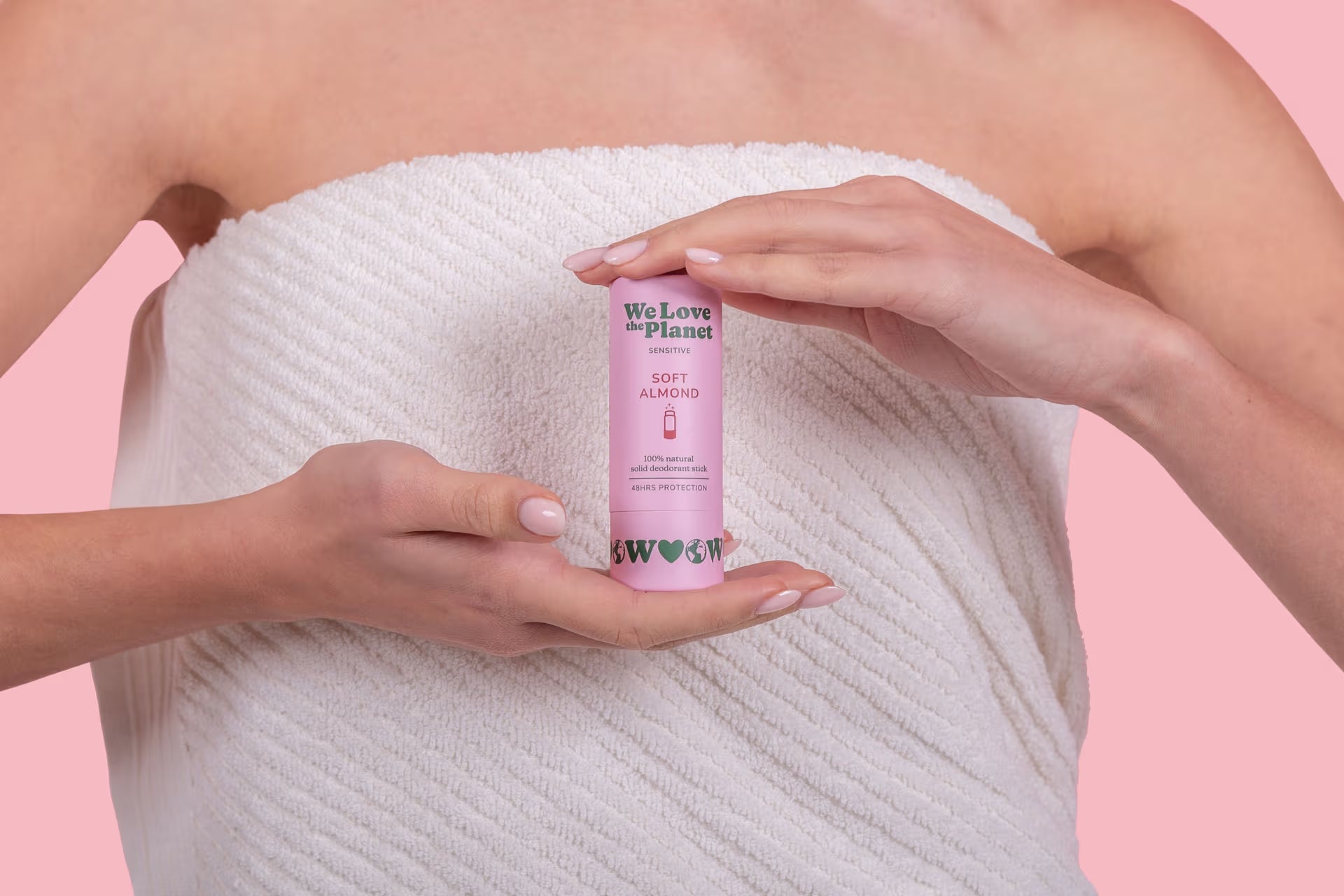 Soft Almond deodorantstick in de hand